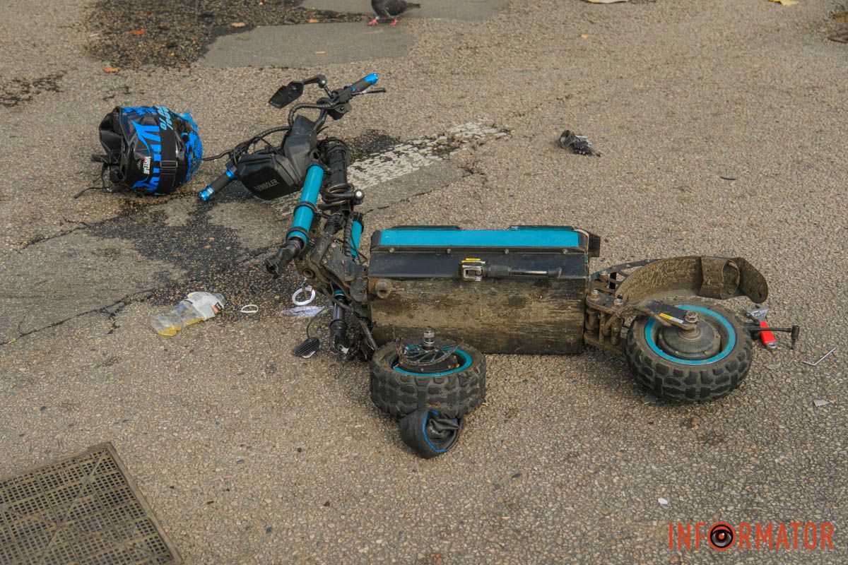 Постраждалого госпіталізували У Дніпрі на Сонячній Набережній Opel збив самокатника: потерпілого забрала «швидка» 4