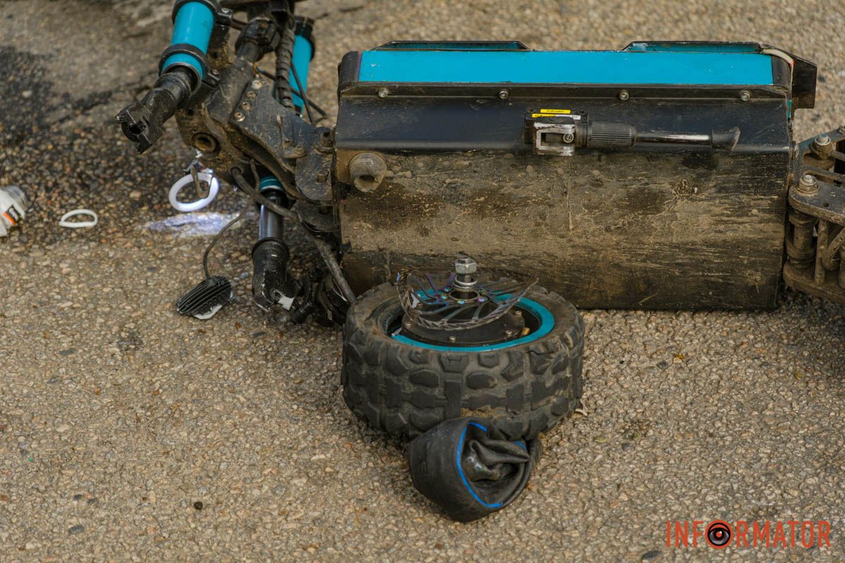 За даними поліції, водій авто повертав ліворуч У Дніпрі на Сонячній Набережній Opel збив самокатника: потерпілого забрала «швидка» 5