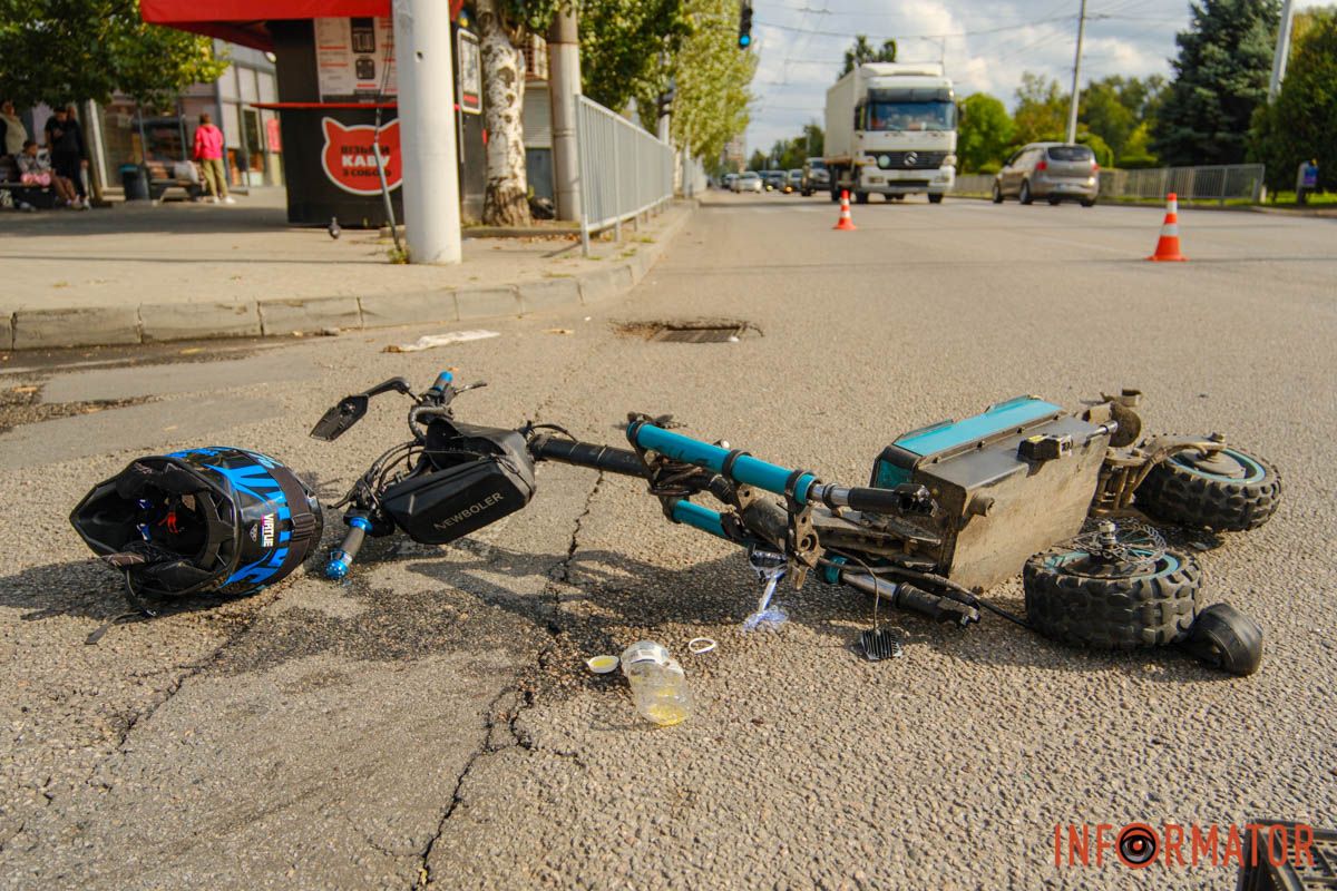 Він не помітив чоловіка на самокаті, який рухався у напрямку центру міста У Дніпрі на Сонячній Набережній Opel збив самокатника: потерпілого забрала «швидка» 6