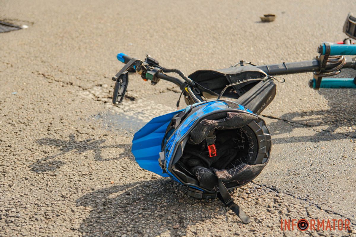 Рух на ділянці ускладнений У Дніпрі на Сонячній Набережній Opel збив самокатника: потерпілого забрала «швидка» 7