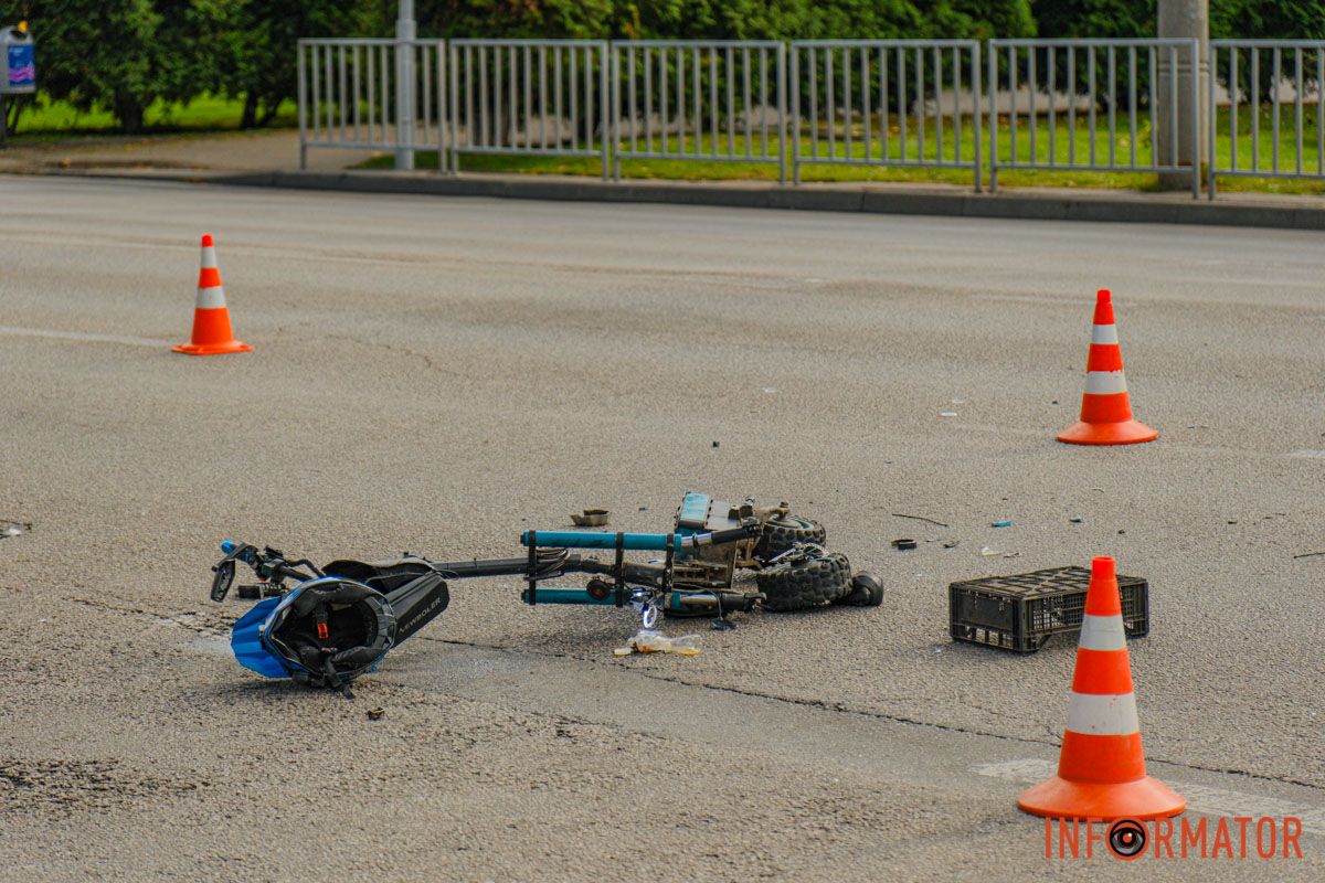 Зайнята права смуга у напрямку Слобожанського проспекту У Дніпрі на Сонячній Набережній Opel збив самокатника: потерпілого забрала «швидка» 8
