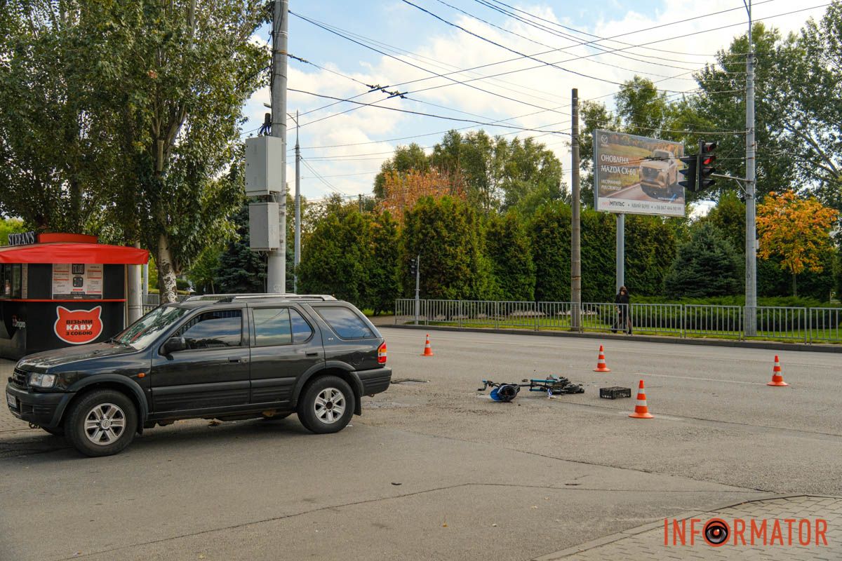 На асфальті залишилися уламки від самоката та скло У Дніпрі на Сонячній Набережній Opel збив самокатника: потерпілого забрала «швидка» 9