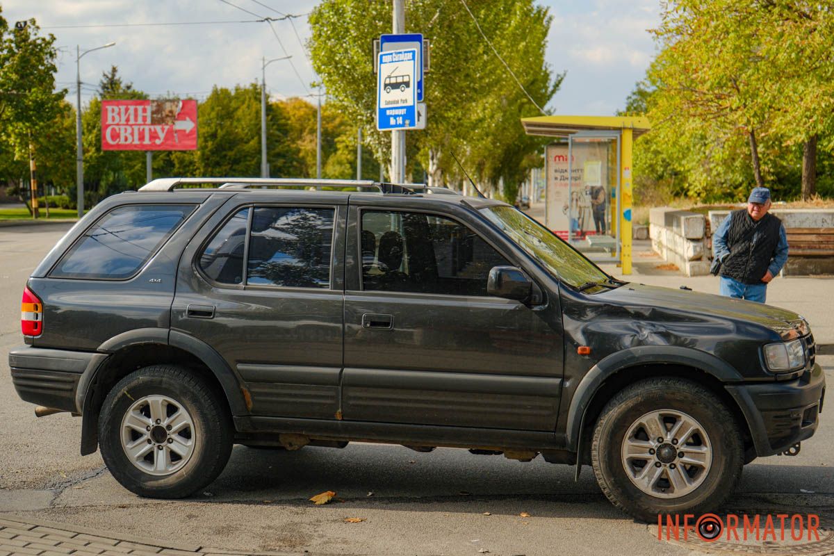 У Opel пошкоджене лобове скло У Дніпрі на Сонячній Набережній Opel збив самокатника: потерпілого забрала «швидка» 10