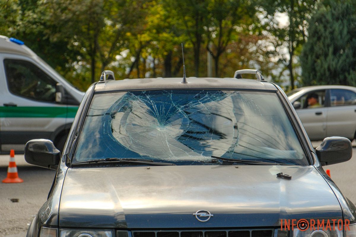 На місце подій приїхали медики та поліцейські У Дніпрі на Сонячній Набережній Opel збив самокатника: потерпілого забрала «швидка» 11