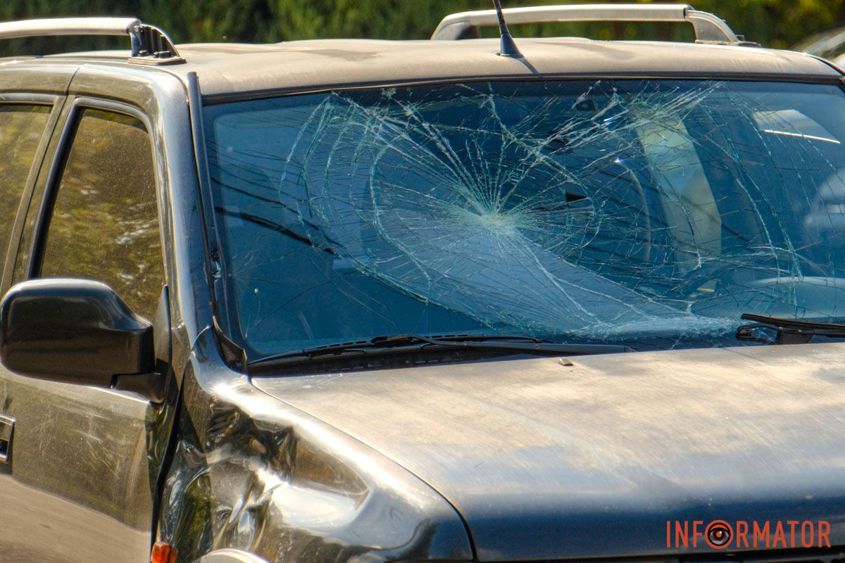 Усі обставини встановлюються У Дніпрі на Сонячній Набережній Opel збив самокатника: потерпілого забрала «швидка» 12