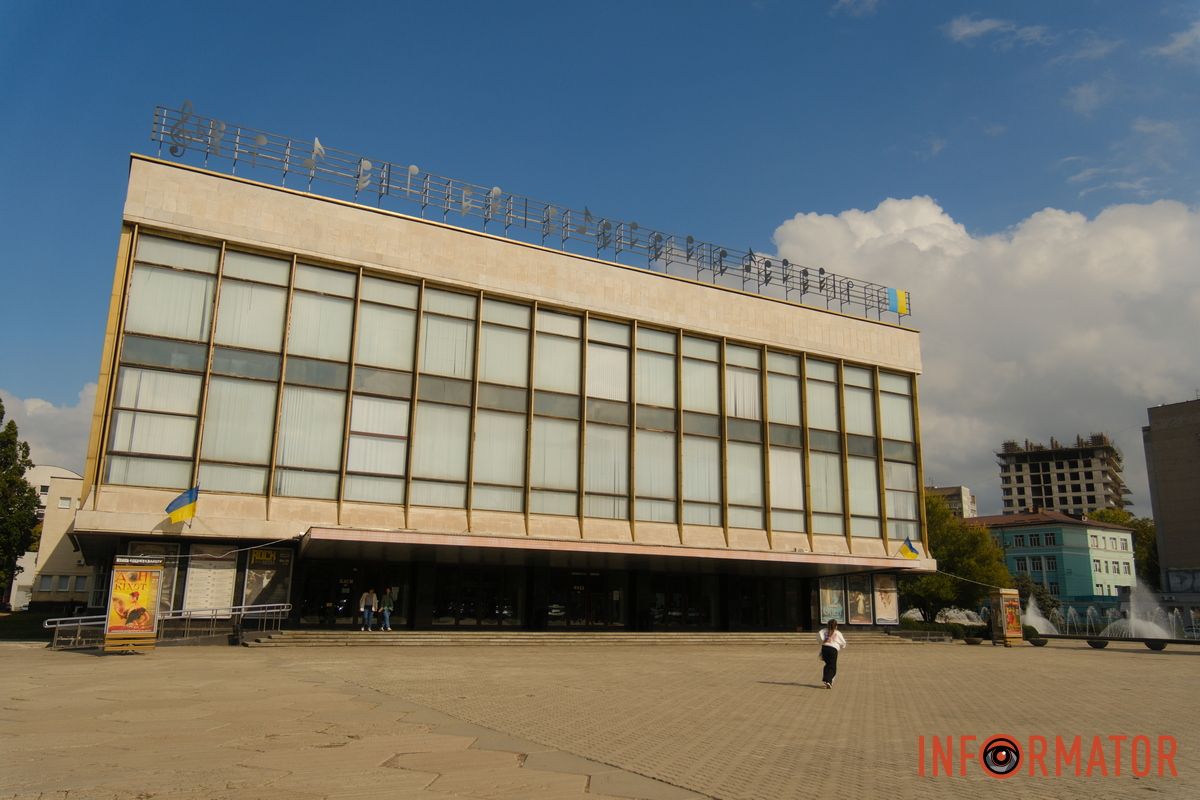 В Днепре поставили инсталляцию, посвященную Защитникам и Защитницам: ноты «Казацкого марша» 6