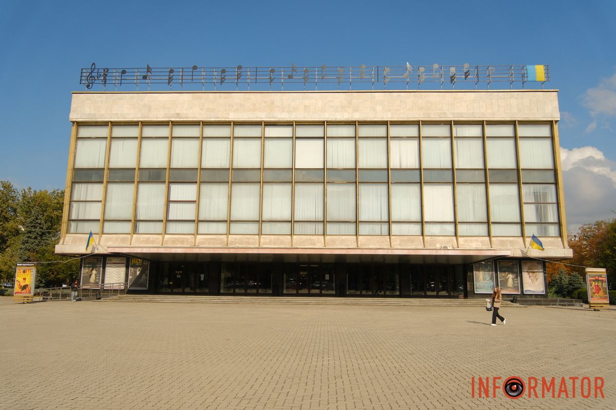 В Днепре поставили инсталляцию, посвященную Защитникам и Защитницам: ноты «Казацкого марша» 5