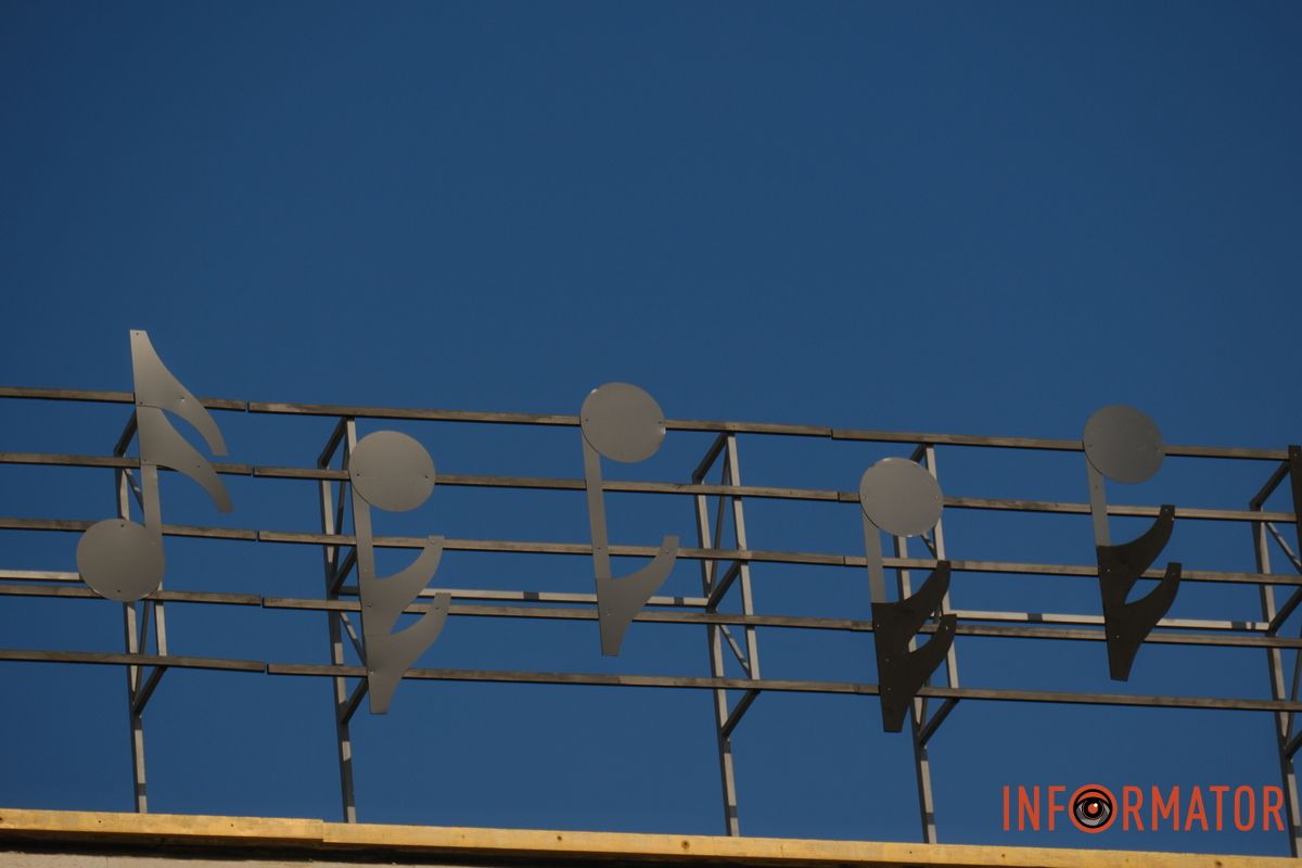 В Днепре поставили инсталляцию, посвященную Защитникам и Защитницам: ноты «Казацкого марша» 4