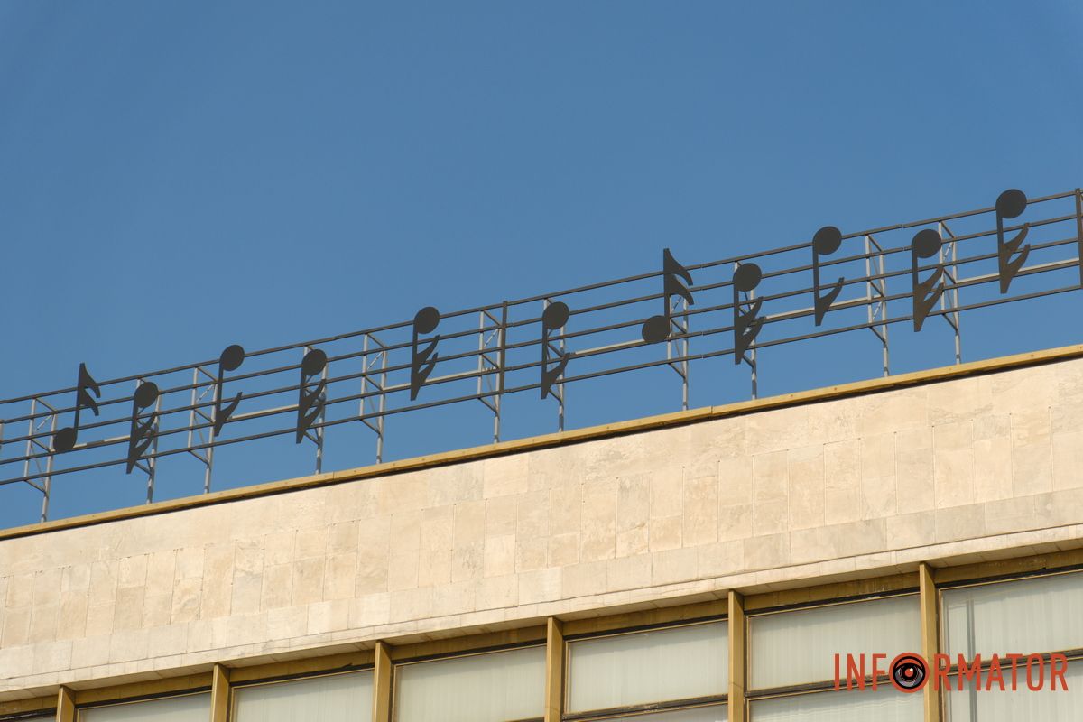 Ноты "Казацкого марша" на крыше Днепровского академического театра оперы и балета.