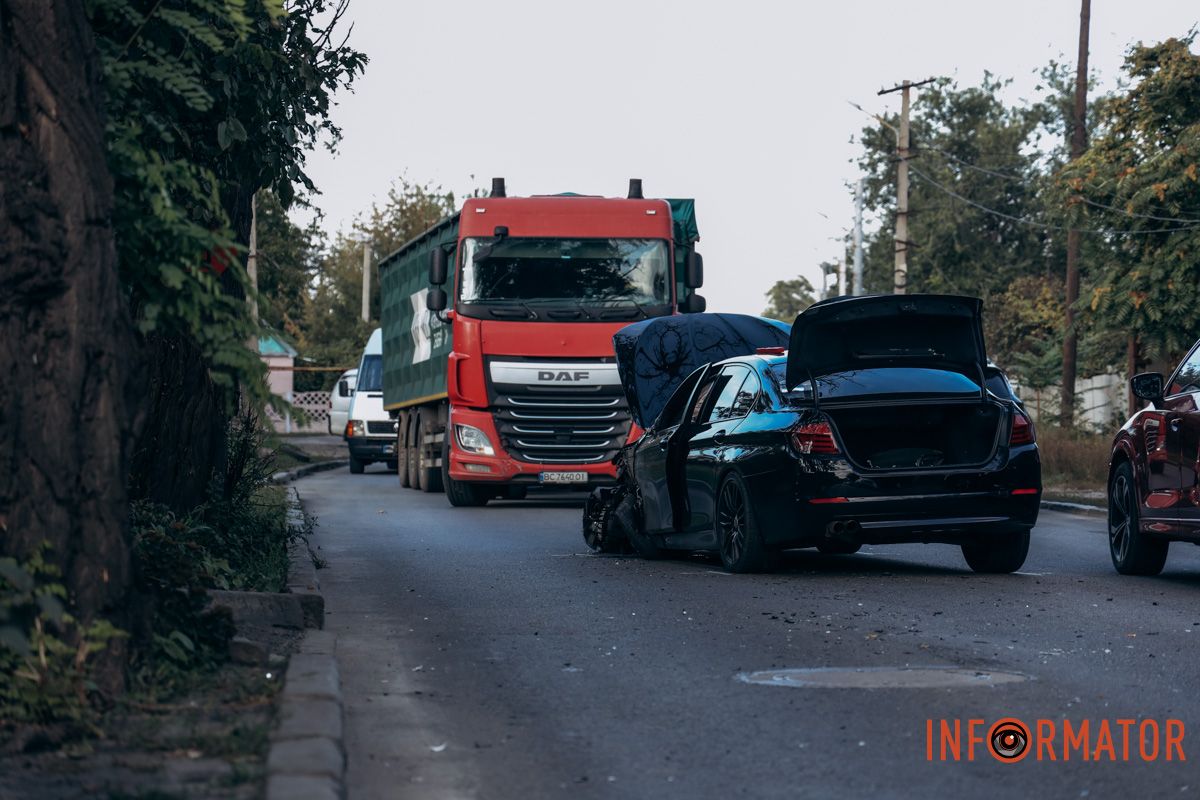 Автомобиль стоит посреди дороги