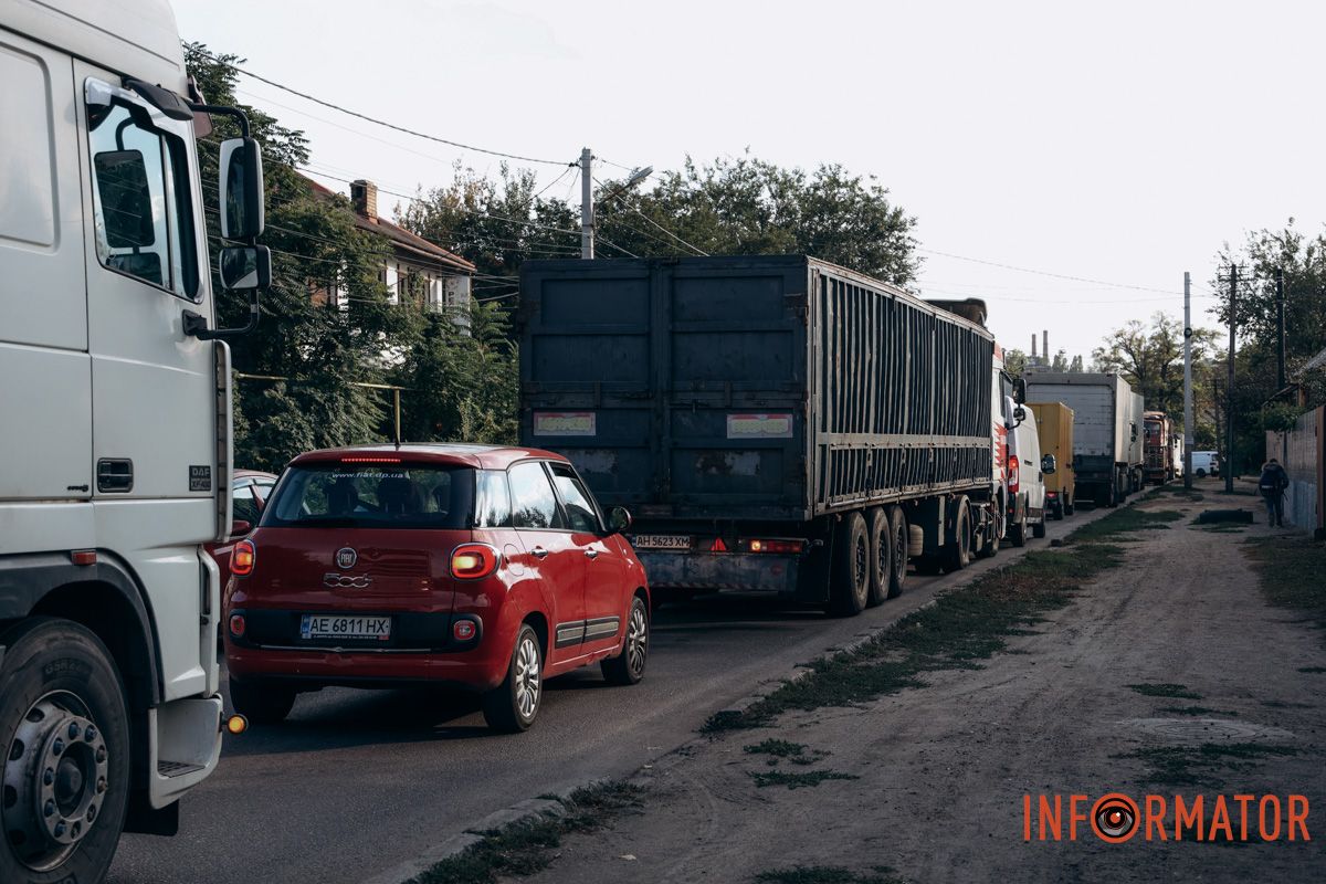 Машинам приходится осторожно объезжать BMW