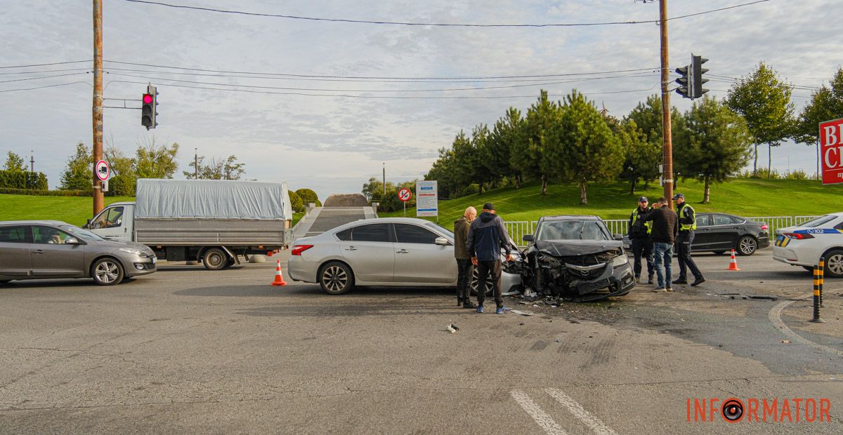 У Дніпрі на Набережній Перемоги зіткнулись Nissan та Mazda: рух ускладнений