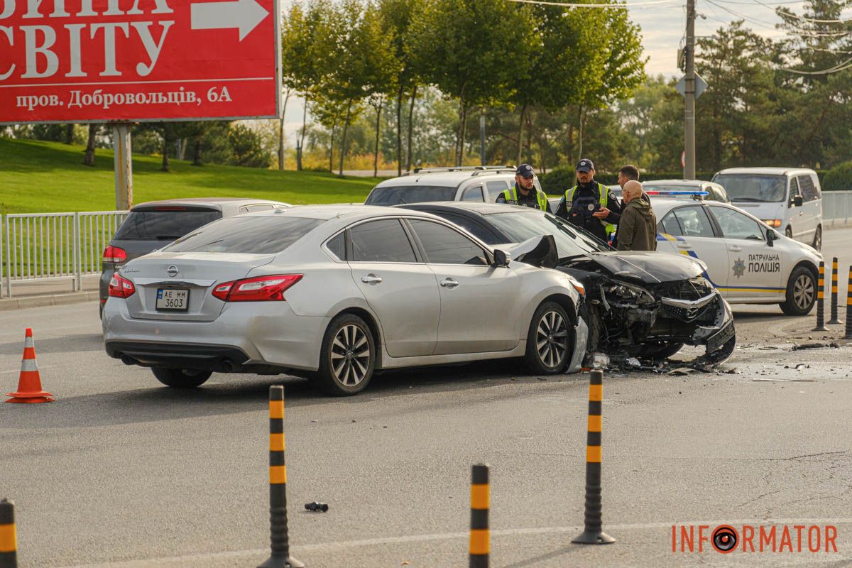 В Днепре на Набережной Победы столкнулись Nissan и Mazda: движение затруднено 5