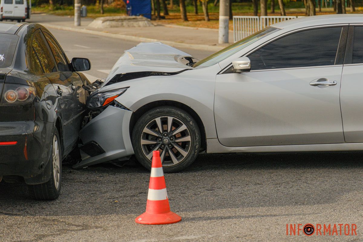 В Днепре на Набережной Победы столкнулись Nissan и Mazda: движение затруднено 7