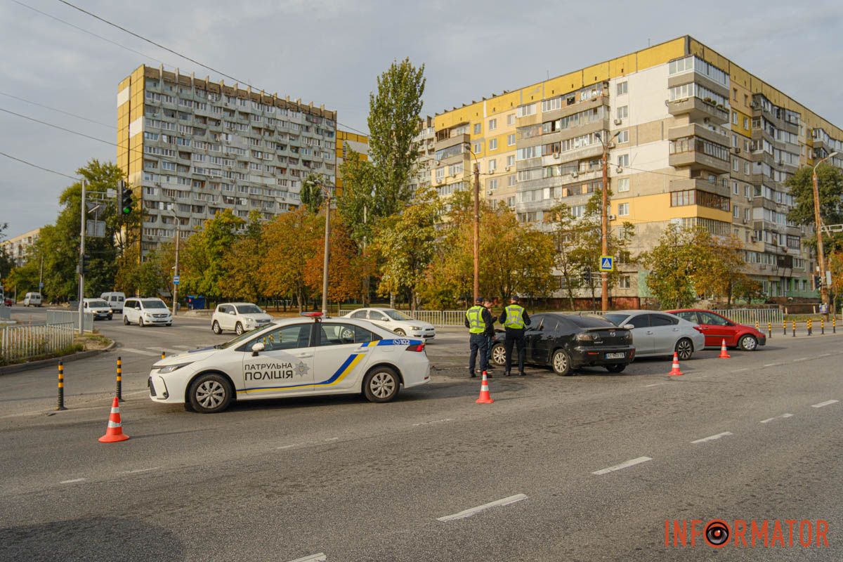 В Днепре на Набережной Победы столкнулись Nissan и Mazda: движение затруднено 8