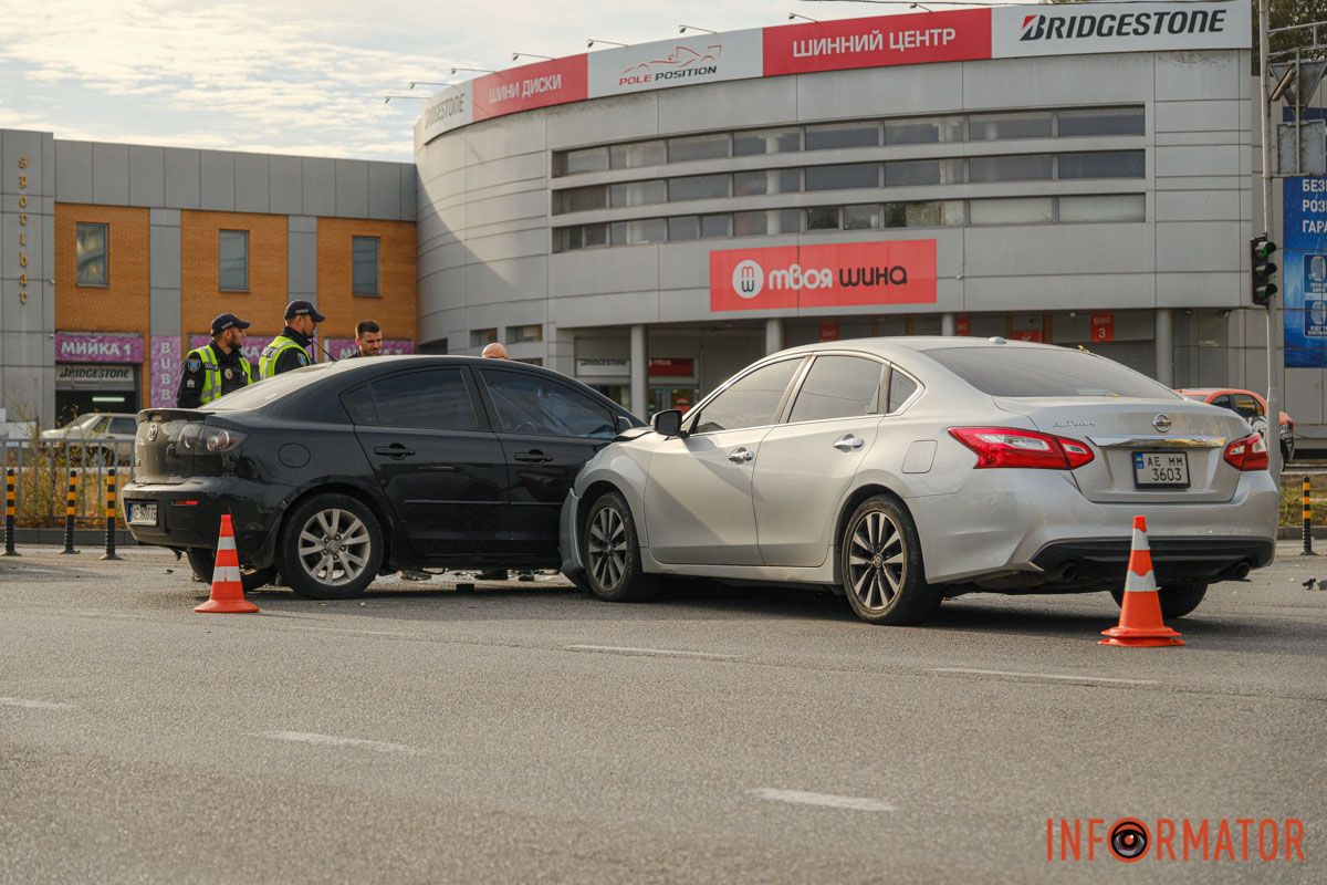 В Днепре на Набережной Победы столкнулись Nissan и Mazda: движение затруднено 9