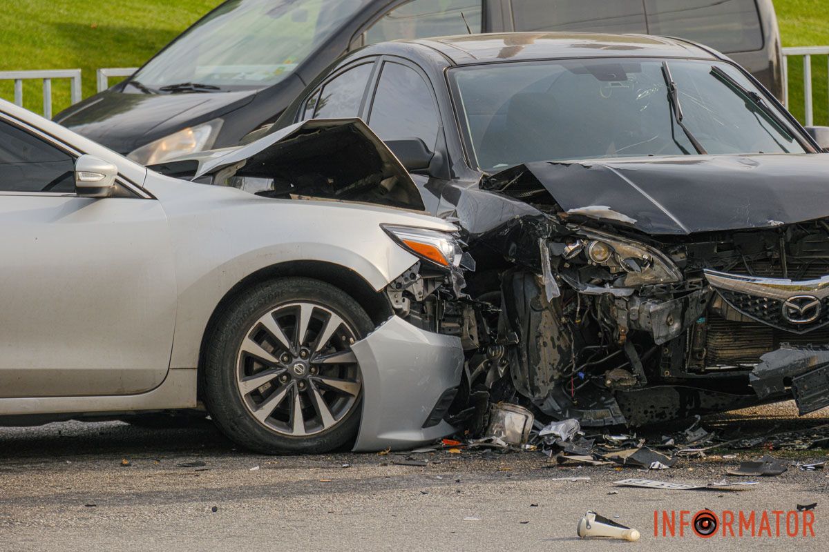 В Днепре на Набережной Победы столкнулись Nissan и Mazda: движение затруднено 10