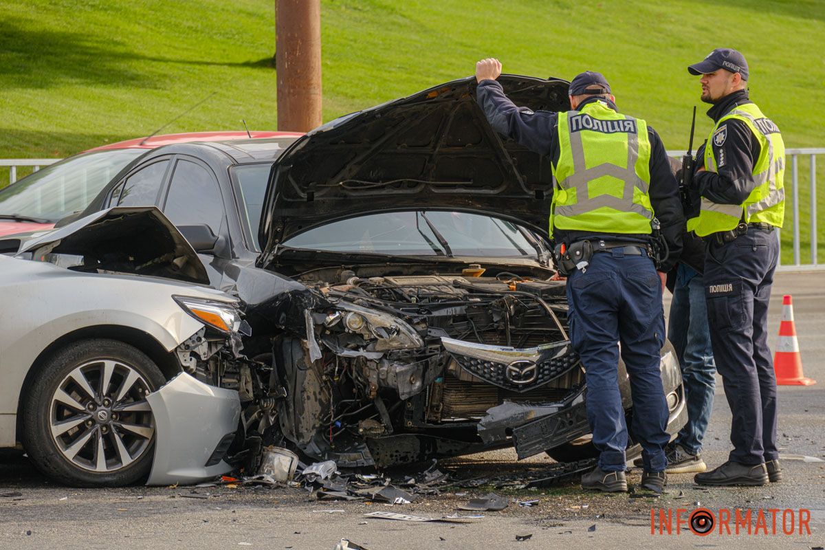 В Днепре на Набережной Победы столкнулись Nissan и Mazda: движение затруднено 6