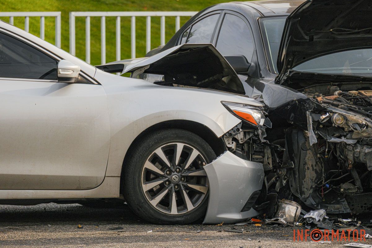 В Днепре на Набережной Победы столкнулись Nissan и Mazda: движение затруднено 4