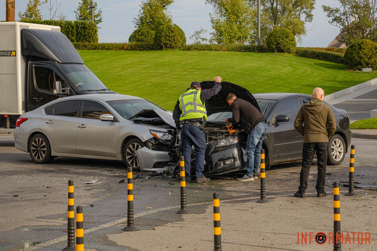 В Днепре на Набережной Победы столкнулись Nissan и Mazda: движение затруднено 3