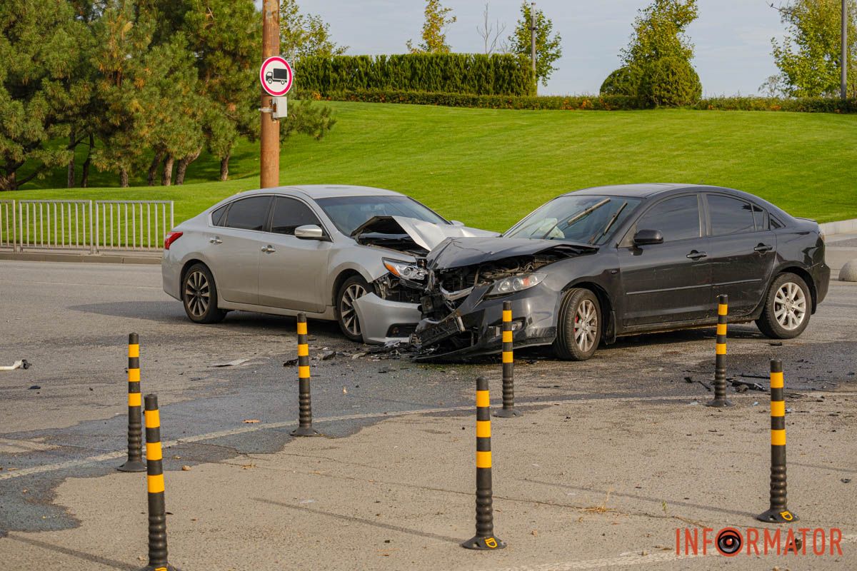 В Днепре на Набережной Победы столкнулись Nissan и Mazda: движение затруднено 2
