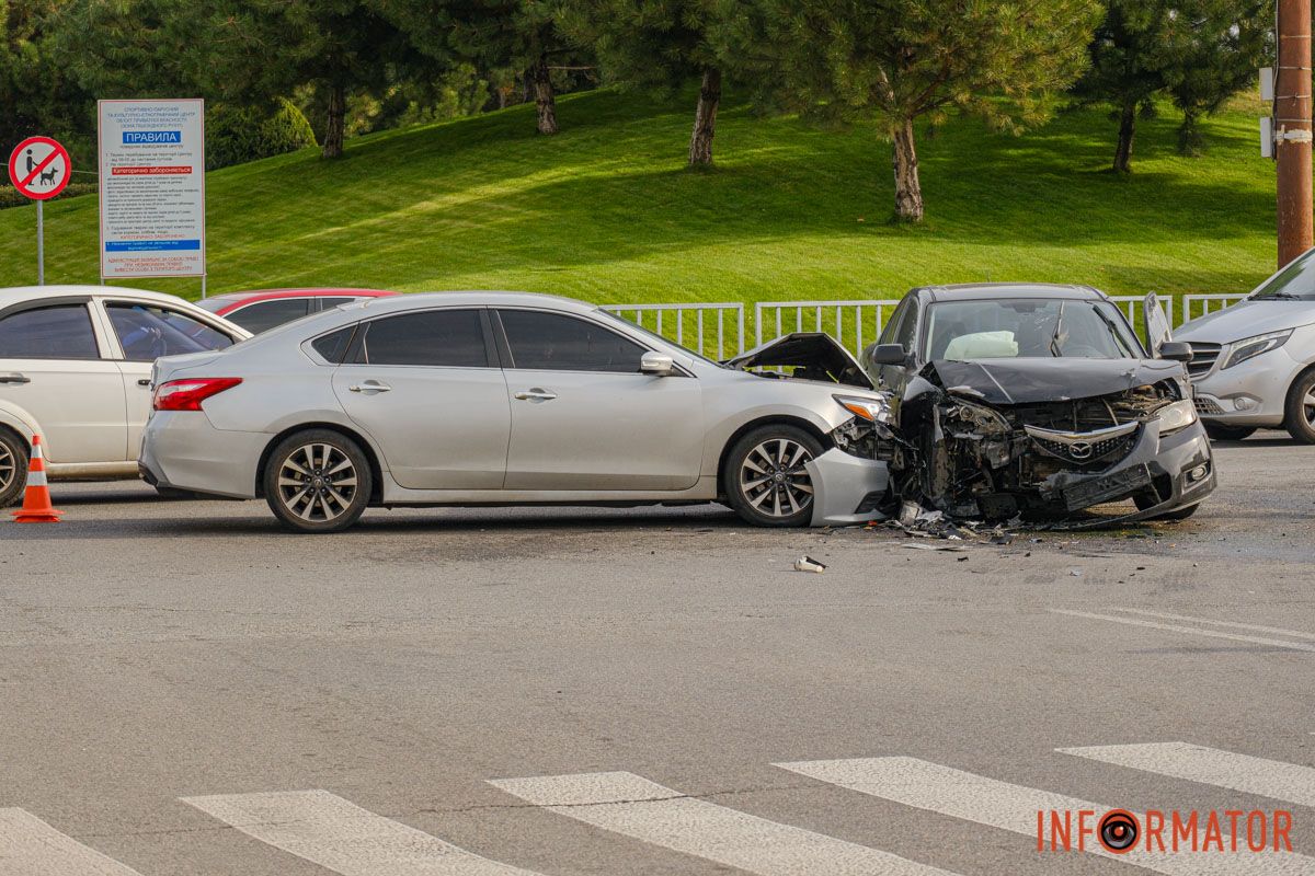 В Днепре на Набережной Победы столкнулись Nissan и Mazda: движение затруднено.