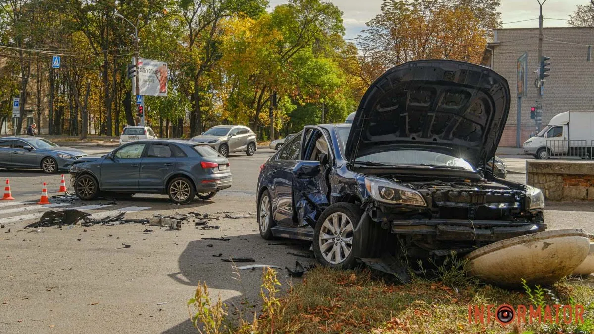 У Дніпрі на проспекті Богдана Хмельницького Subaru влетіла в Audi та виїхала на тротуар