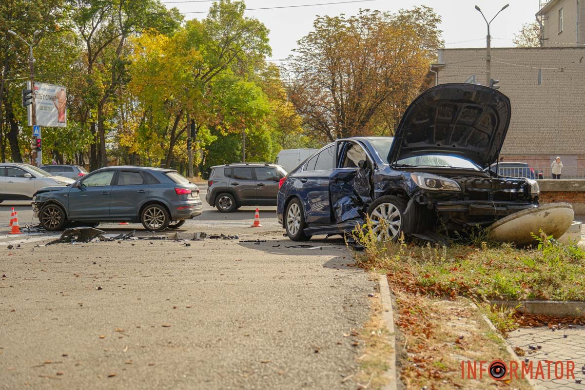 Соблюдайте ПДД В Днепре по проспекту Богдана Хмельницкого Subaru влетела в Audi и выехала на тротуар 14