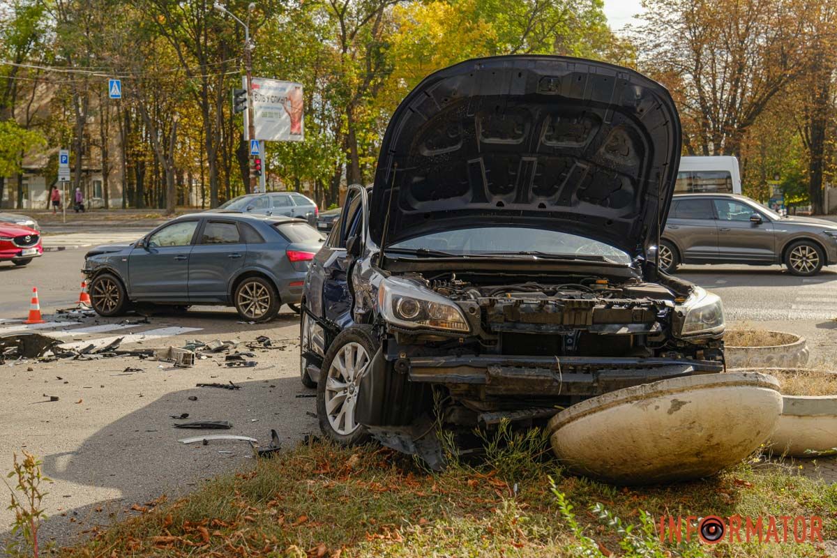 Не торопитесь В Днепре по проспекту Богдана Хмельницкого Subaru влетела в Audi и выехала на тротуар 15