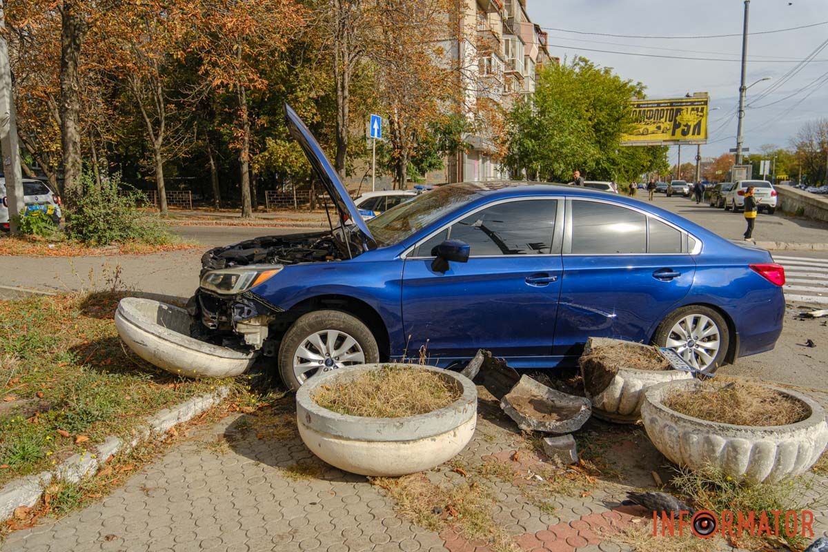 Они выясняют все обстоятельства В Днепре по проспекту Богдана Хмельницкого Subaru влетела в Audi и выехала на тротуар 12