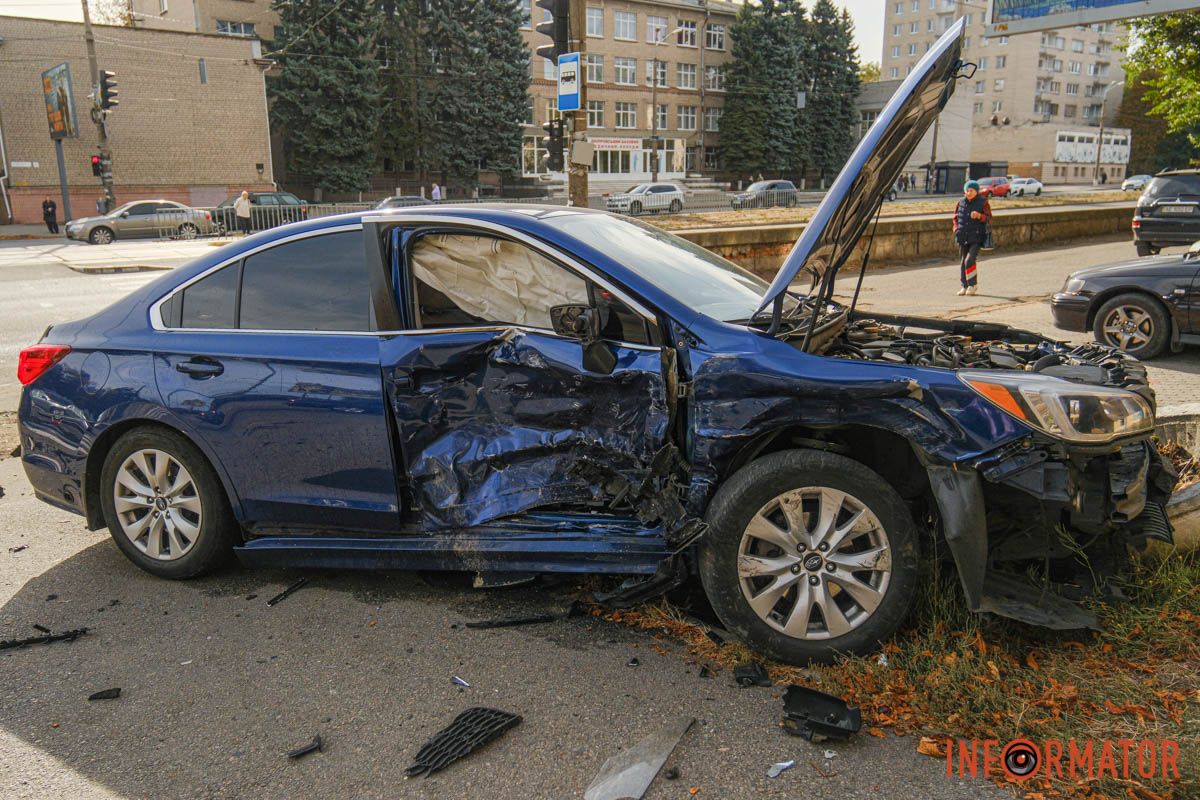 В то время водитель Subaru начал движение по проспекту Богдана Хмельницкого. В Днепре по проспекту Богдана Хмельницкого Subaru влетела в Audi и выехала на тротуар 6