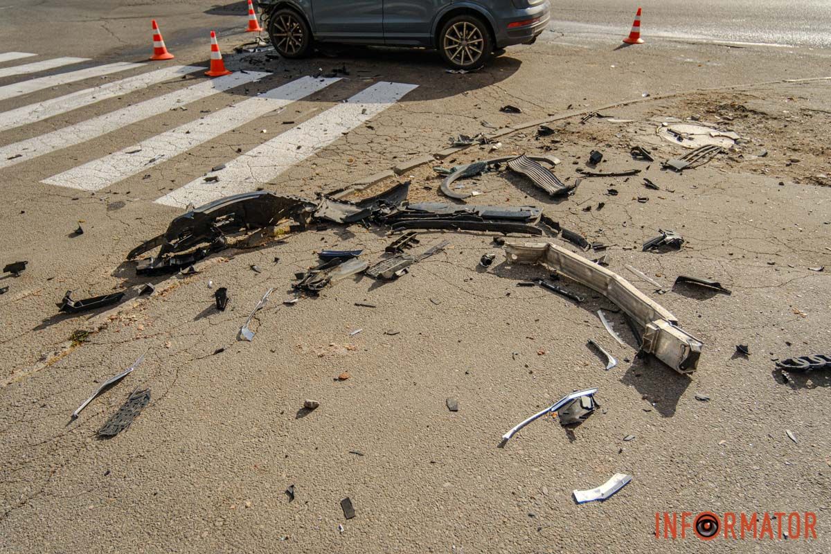 От удара Subaru вылетела на тротуар и въехала в клумбы. В Днепре по проспекту Богдана Хмельницкого Subaru влетела в Audi и выехала на тротуар 7