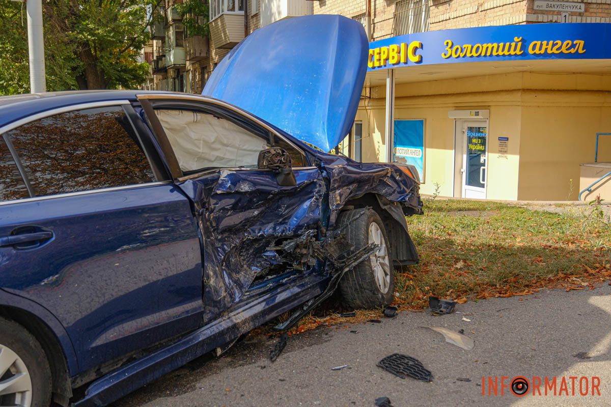 На проезжей части остались обломки от автомобилей и стекло В Днепре по проспекту Богдана Хмельницкого Subaru влетела в Audi и выехала на тротуар 8