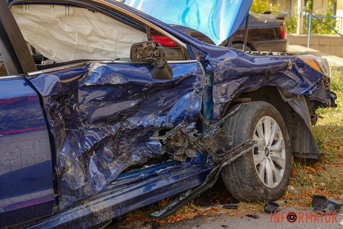 ому водителям следует быть внимательными на дороге В Днепре по проспекту Богдана Хмельницкого Subaru влетела в Audi и выехала на тротуар 9