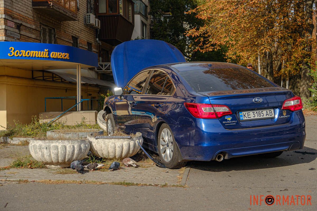 Обе машины получили значительные повреждения В Днепре по проспекту Богдана Хмельницкого Subaru влетела в Audi и выехала на тротуар 10