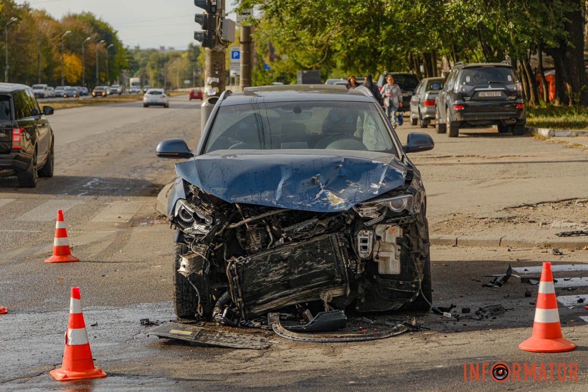 Audi ехал по улице Александра Щербакова В Днепре по проспекту Богдана Хмельницкого Subaru влетела в Audi и выехала на тротуар 5