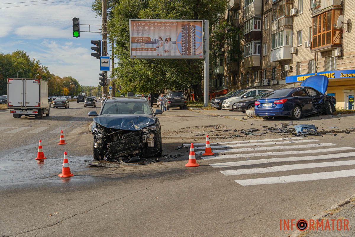 Об этом пишет Информатор с места происшествия В Днепре по проспекту Богдана Хмельницкого Subaru влетела в Audi и выехала на тротуар 4