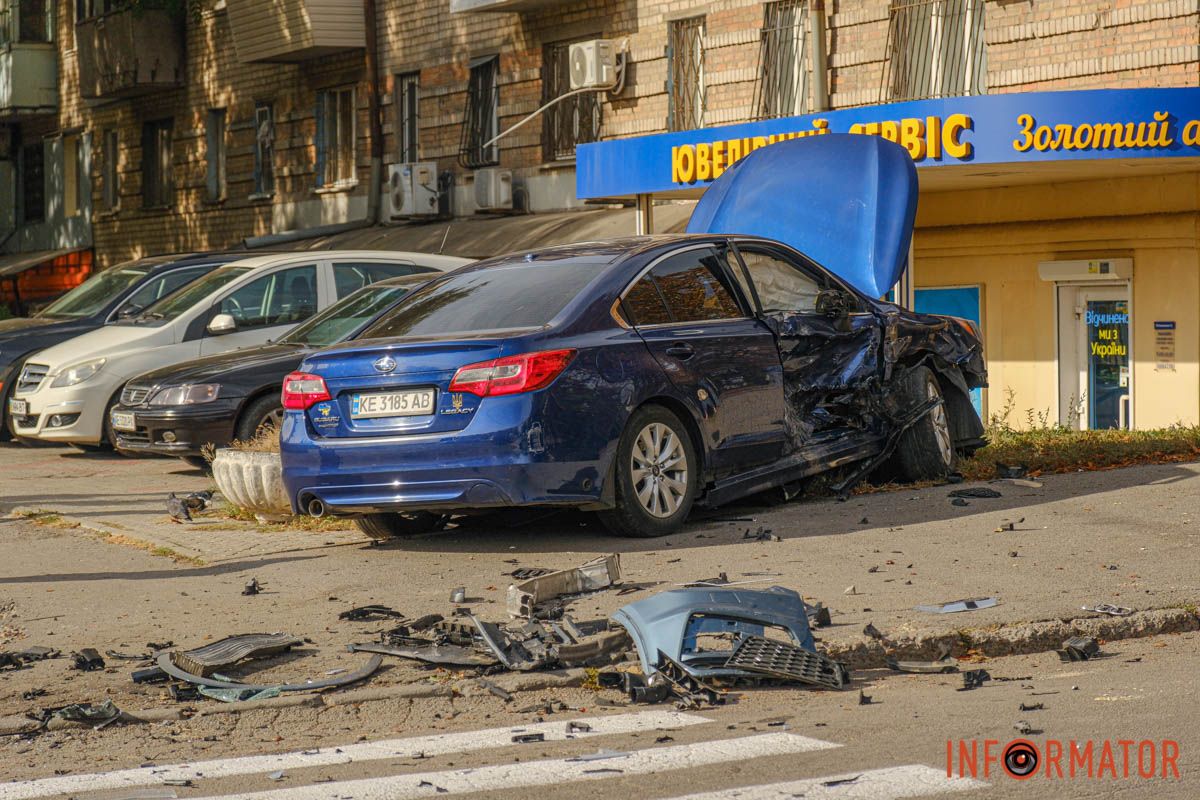 Там столкнулись Audi и Subaru В Днепре по проспекту Богдана Хмельницкого Subaru влетела в Audi и выехала на тротуар 2