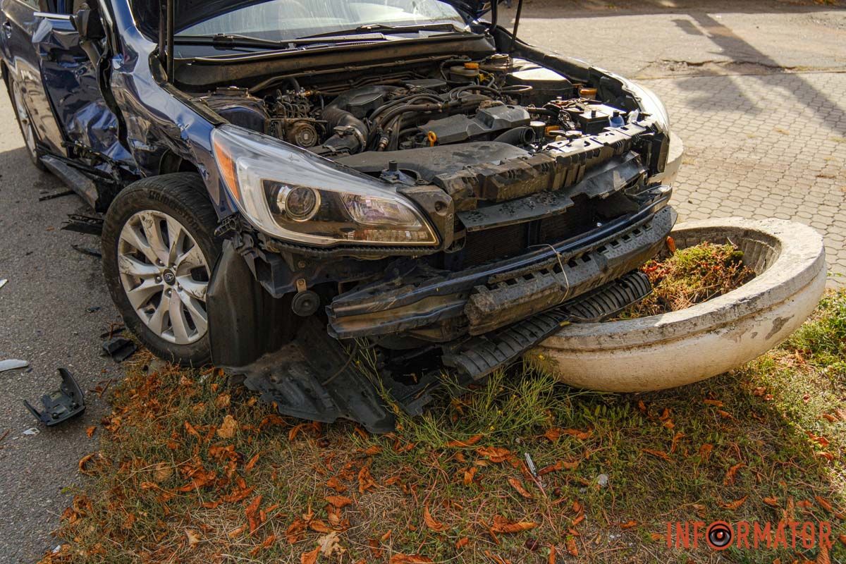 Предварительно никто не пострадал В Днепре по проспекту Богдана Хмельницкого Subaru влетела в Audi и выехала на тротуар 3