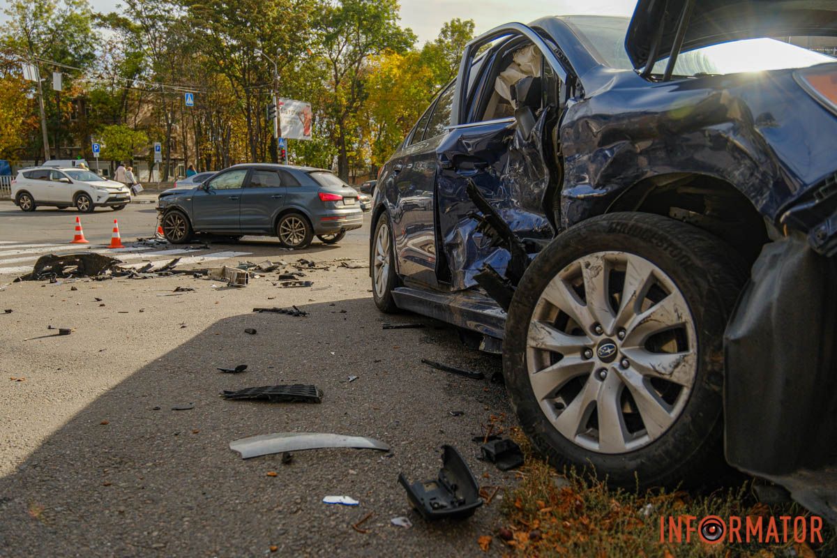 В пятницу, 3 октября, в Днепре на перекрестке проспекта Богдана Хмельницкого и улицы Александра Щербакова произошло ДТП В Днепре по проспекту Богдана Хмельницкого Subaru влетела в Audi и выехала на тротуар 1