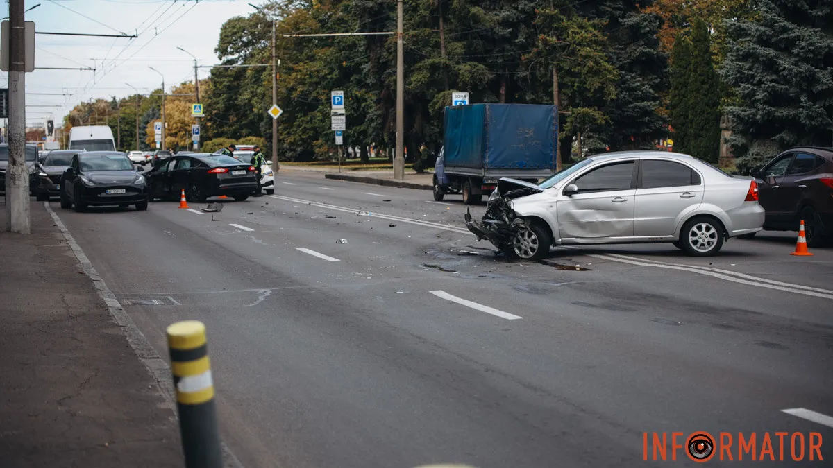 В Днепре на Сичеславской Набережной столкнулись Ford и Chevrolet: движение затруднено