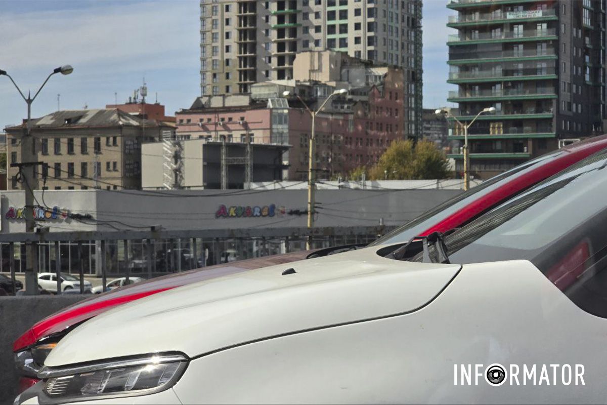 Информации о пострадавших пока нет В Днепре на съезде с Нового моста возле ТРК «МОСТ-Сити» столкнулись две Mazda и Citroen: образовалась пробка 4