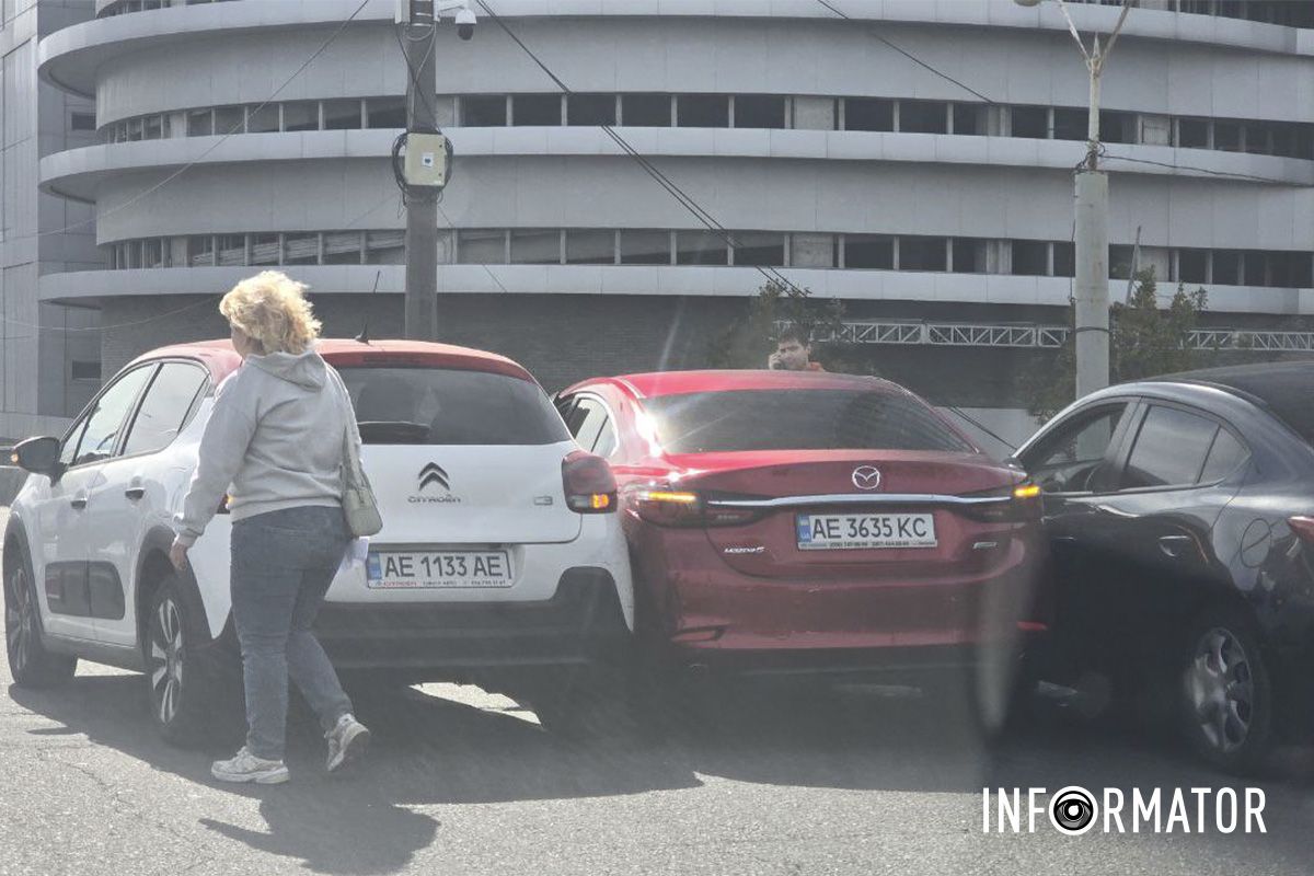 ДТП на съезде с Нового моста возле ТРК «МОСТ-Сити» В Днепре на съезде с Нового моста возле ТРК «МОСТ-Сити» столкнулись две Mazda и Citroen: образовалась пробка 1