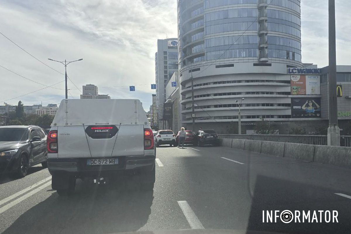 Столкнулись две Mazda и Citroen В Днепре на съезде с Нового моста возле ТРК «МОСТ-Сити» столкнулись две Mazda и Citroen: образовалась пробка 2
