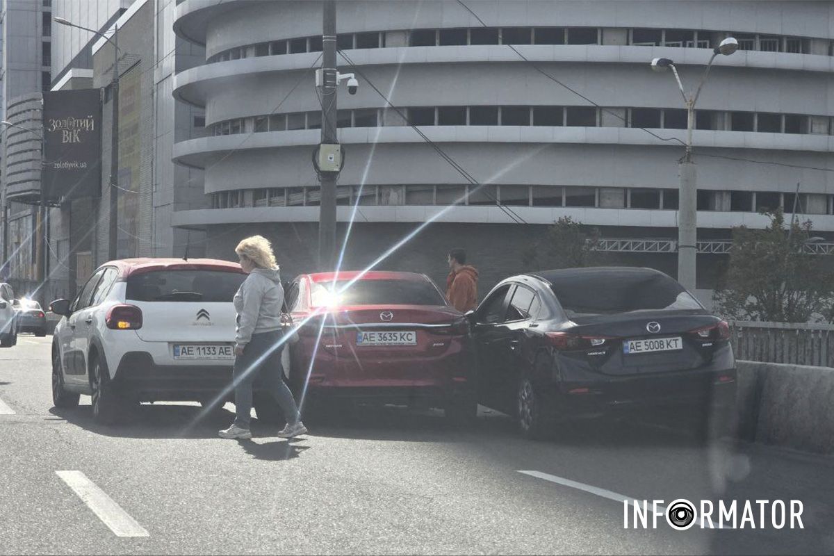 ДТП произошло около 11:50 В Днепре на съезде с Нового моста возле ТРК «МОСТ-Сити» столкнулись две Mazda и Citroen: образовалась пробка 3