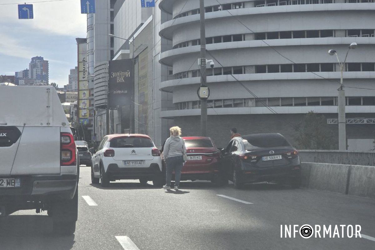 Из-за ДТП образовалась большая пробка В Днепре на съезде с Нового моста возле ТРК «МОСТ-Сити» столкнулись две Mazda и Citroen: образовалась пробка 5