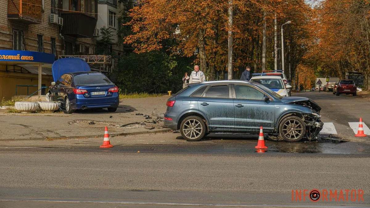 В Днепре на проспекте Богдана Хмельницкого Subaru врезалась в Audi и чуть не сбила пешехода на тротуаре: видео момента