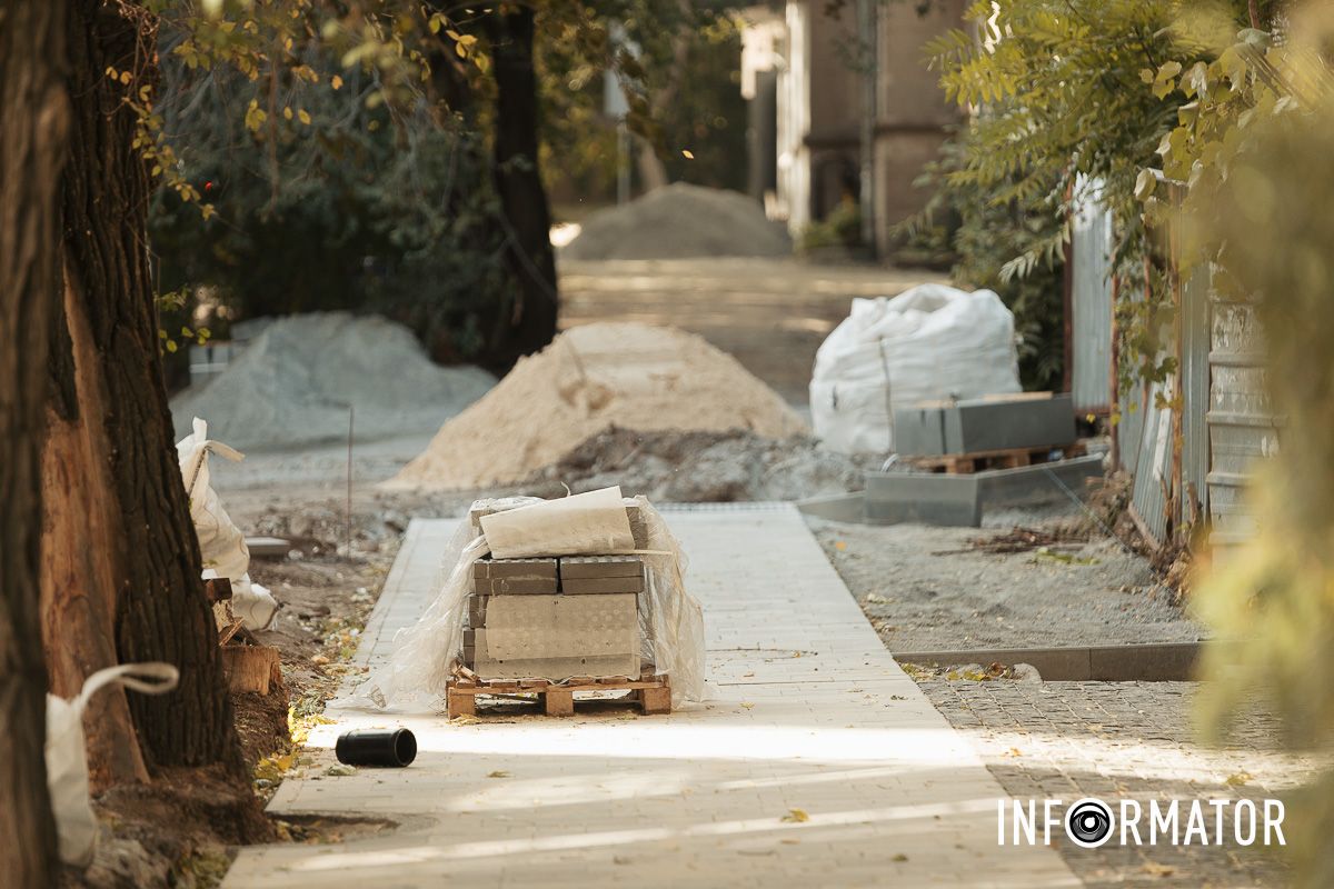 Фото по состоянию на 4 октября 2025 В Днепре на Ивана Акинфиева не за бюджетные средства обновляют тротуар 2