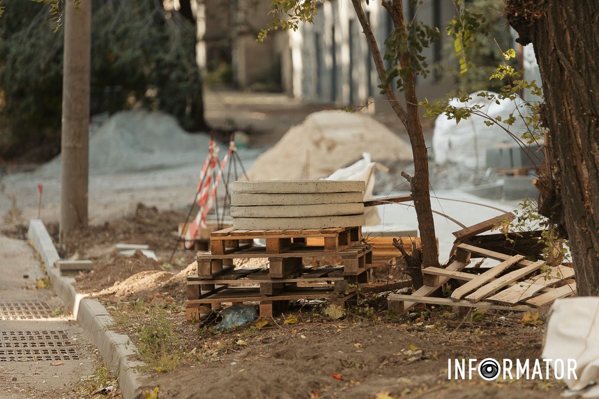 Тротуар обновляют напротив дома №28 В Днепре на Ивана Акинфиева не за бюджетные средства обновляют тротуар 10