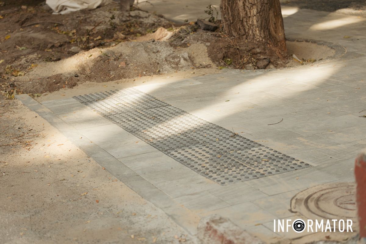Тактильная плитка В Днепре на Ивана Акинфиева не за бюджетные средства обновляют тротуар 4